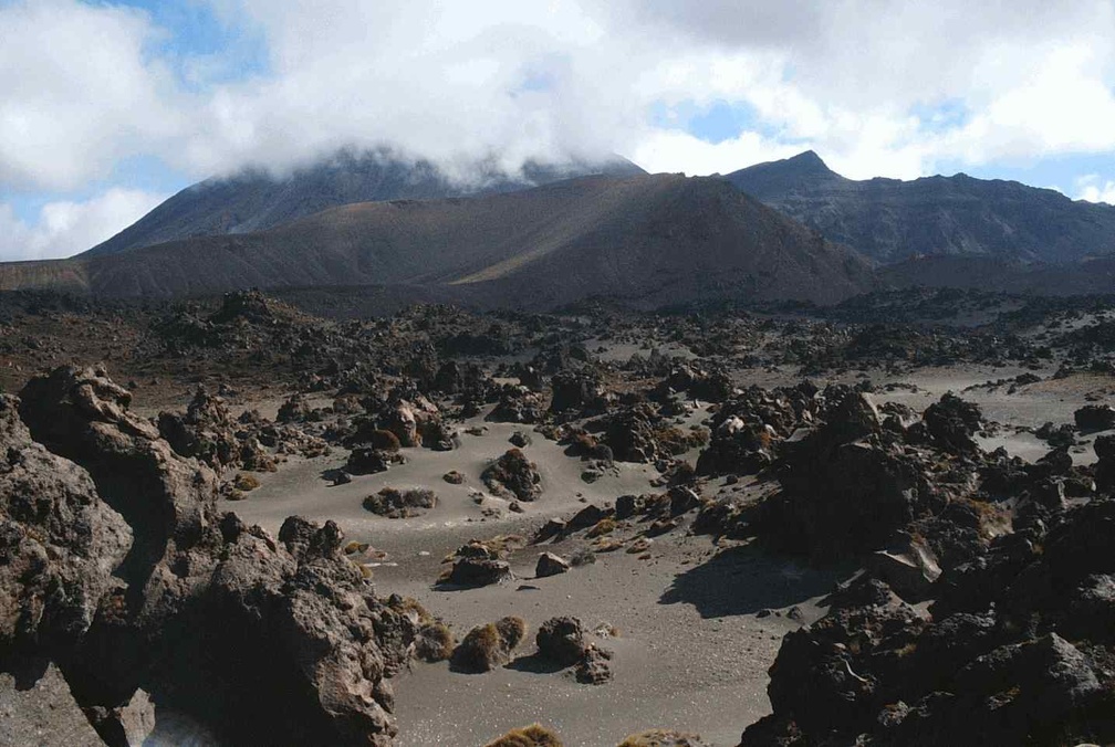 a18NgauruhoeApproach pg tongariro 2